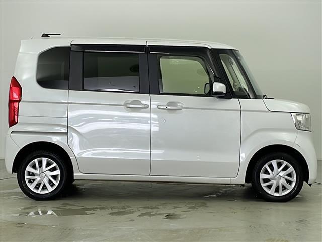 【右】商談ルームには「キッズスペース」を完備しています。DVD、ブロック、絵本、おままごとセット。お子様連れでも、ゆっくりとお車をお選びいただけます！