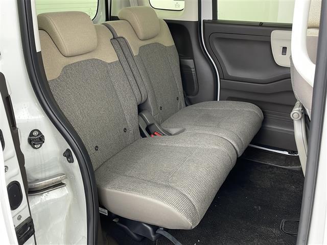 【後部座席】後席もゆったりドライブを楽しめます。内外装はプロこだわりのクリーニングで清潔なおクルマでご納車させていただきます！店舗での現車確認も承っています！