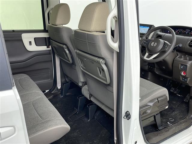 【後部座席】後席もゆったりドライブを楽しめます。内外装はプロこだわりのクリーニングで清潔なおクルマでご納車させていただきます！店舗での現車確認も承っています！