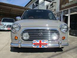 オリジナルロゴ入りグリル・ユニオンジャックルーフ・DCNオーバーフェンダー・ローダウン・フードストライプ・インテリアパーツetc、カスタムパーツが豊富で様々なバ リエーションを楽しめます。