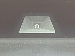 【ホンダセンシング】走行中に前方の車両等を認識し、衝突しそうな時は警報とブレーキで衝突回避と被害軽減をアシスト。より安全にドライブをお楽しみいただけます。