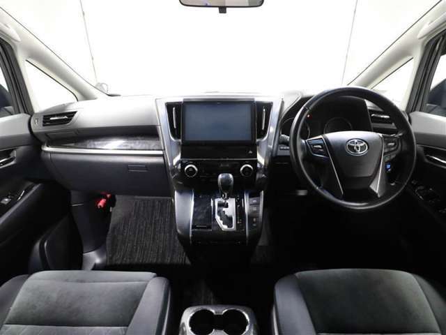 上質で落ち着いた印象のインパネ。視界も広々で運転しやすいです。