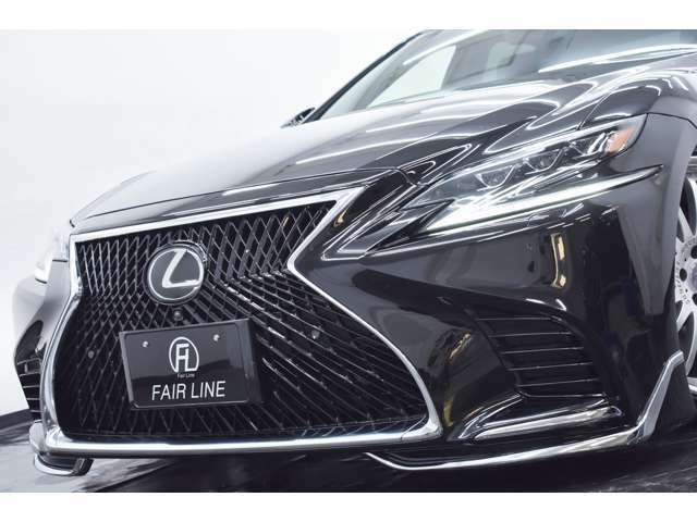 LEXUSの象徴であるバンパー一体型のスピンドルグリルは一目でそれとわかる迫力のデザインとなっております。ご希望にてメッキTYPEへの変更もOKです！！