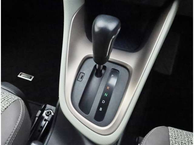 こちらのシフトは、車両にマッチしたデザインになっています！握りやすく、操作し易い配置になっていますので、いつも触れるシフトだからこそ、大切ですね！