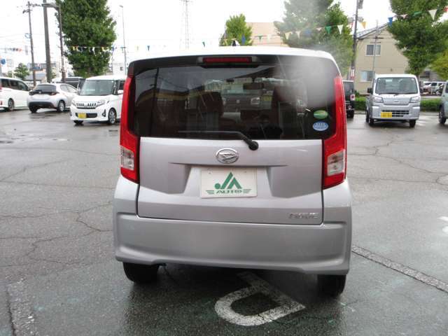 当店では新車販売も行っております。国産車・インポートカー問わず、全メーカーの全車種を取り扱います。各展示場には、各メーカの新車カタログが揃っております。