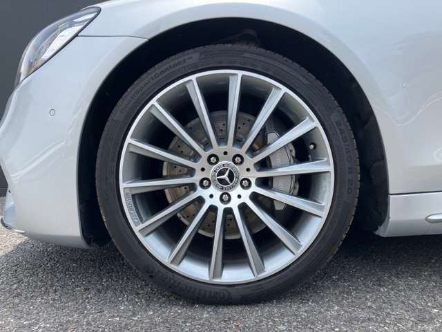メルセデス・ベンツはドイツ本国シュツットガルト近郊でのメルセデス自車が関わった重大事故を、40年以上に亘って調査しています。エアバッグやシートベルトテンショナーは、この調査の結果生み出されました。