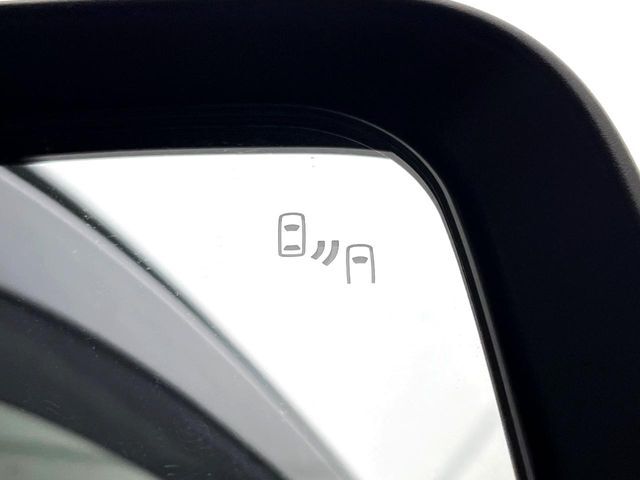 【ブラインドスポットワーニング】走行中、ドアミラーの死角になりやすい箇所に後続車が接近するとサイドミラー付近に警告を表示、ドライバーに注意喚起をしてくれます。