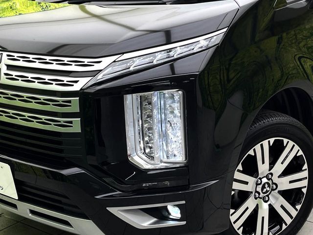【LEDヘッドライト】悪天候や夜間走行時も良好な視界を確保し安心して運転できる高輝度LEDヘッドライトを装備！点灯速度が早く、消費電力も抑えられています。