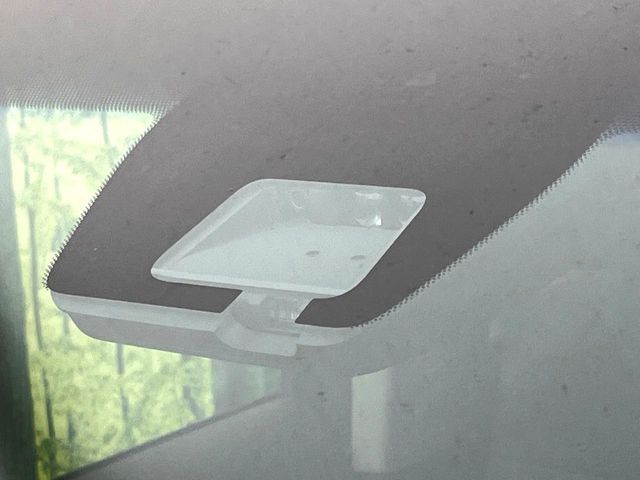【三菱e-Assist】走行中に前方の車両等を認識し、衝突しそうな時は警報とブレーキで衝突回避と被害軽減をアシスト。より安全にドライブをお楽しみいただけます。