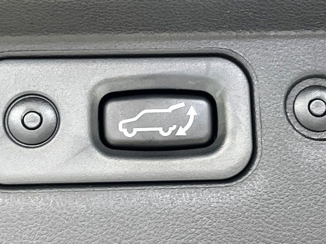 【パワーバックドア】スマートキーや運転席のボタンを押すだけでリアゲートが自動で開閉します！荷物を持っている時や、高い位置にあるバックドアを閉める際に便利な機能です♪