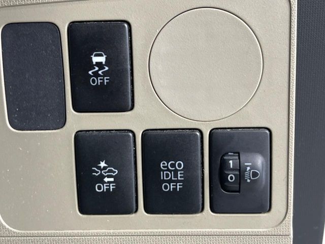 【スマートアシスト】走行中に前方の車両等を認識し、衝突しそうな時は警報とブレーキで衝突回避と被害軽減をアシスト。より安全にドライブをお楽しみいただけます。