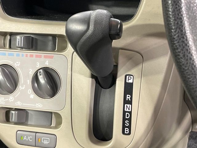 インパネシフトならハンドルからの移動距離が短く操作もスムーズ！また、足元が広くなりすっきりしますので、大柄な方でも快適にお過ごしいただけます。