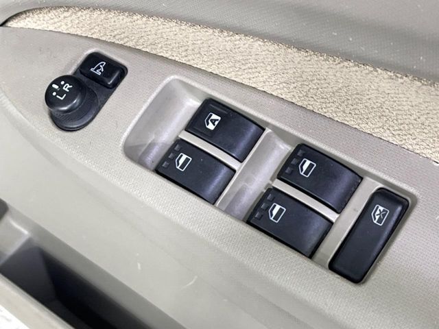 【電動格納ミラー】サイドミラーは電動格納式となっており、狭い駐車場でもキズがつくリスクを抑えられます。