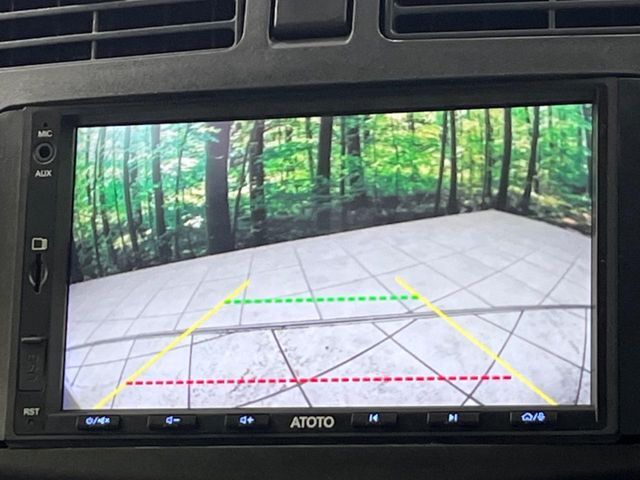 【バックカメラ】駐車時に後方がリアルタイム映像で確認できます。大型商業施設や立体駐車場での駐車時や、夜間のバック時に大活躍！運転スキルに関わらず、今や必須となった装備のひとつです！