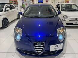 盾型グリルとアルファロメオエンブレムが真ん中にあって日本車では珍しいナンバープレートが端にあります