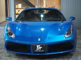 488SPIDERは画期的なエアロダイナミック・アンダーボディを装備しております。これによって車体下の気流を加速させ、サンクション効果でアンダーボディは地面に吸引され、強力なダウンフォースが得られる。