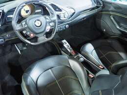 ブラックのレザーシートにイエロステッチ、ブラック跳馬刺繍ヘッドレスト！各所にカーボンを使用しており、上品さが伺えます。