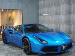 2015年10月から2019年11月まで発売されておりました488SPIDER！ルーフはミドルシップのオープンカーとしては世界初採用となるリトラクタブル・ハードトップが採用されている。