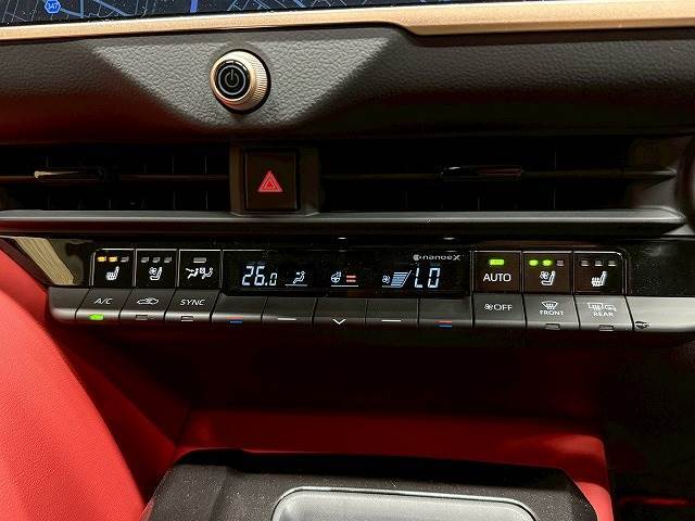【シートヒーター＆シートクーラー】高級車にふさわしい快適装備で、夏場は座面から涼しい風が、冬場は身体の芯からポカポカになりますね。
