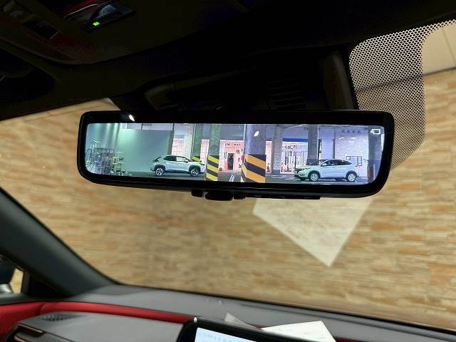 【デジタルインナーミラー】を搭載しております。車両後方のカメラ映像をミラー面に映し出すので、車内の状況や、天候などに影響されずいつでもクリアな後方視界が得られます。