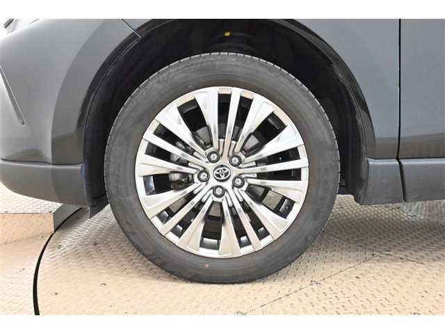 【アルミホイール】純正なので車に似合うデザインになっていますね。スタッドレスタイヤもご相談下さい。