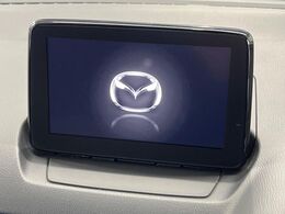 【マツダコネクト】車内の雰囲気にマッチした大型のディスプレイ。スマホ接続でのナビ使用やBluetooth再生等、様々な機能が楽しめます。直感的なダイヤル操作が可能で、使い勝手も良好です。
