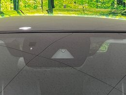 【スマートシティブレーキサポート】低速走行中に前方の車両等を認識し、衝突しそうな時は警報とブレーキで衝突回避と被害軽減をアシスト。より安全にドライブをお楽しみいただけます。