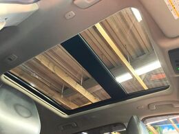 【ガラスルーフ】ガラスルーフ搭載で車内の解放感が一気にアップ！開放的なドライブをお楽しみいただけます。