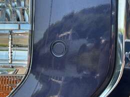 フロントバンパーに4つの音波センサーを内蔵し、車輛後方にある障害物を検知、透明なガラスも検知でき、コンビニの駐車場などでの衝突回避をサポートします