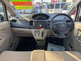 インパネ全体の雰囲気になります。当社のお車は心地よくお車に乗って頂くためにオイル交換を行ってからご納車させて頂いております。バッテリー電力の点検を実施し、必要な場合は交換をしてからご納車致します。