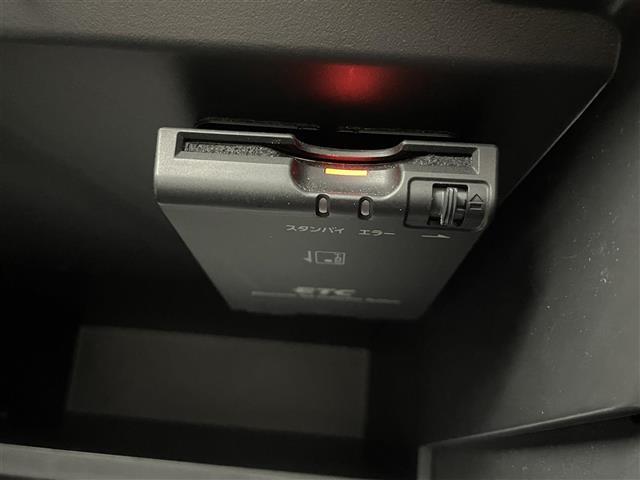 【ETC】有料道路を利用する際に料金所で停止することなく通過できる、ETC車載器（ノンストップ自動料金収受システム機器）が装備されています。セットアップを行うことで利用可能になります。