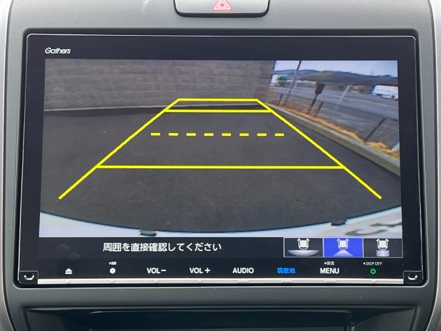 バック駐車が苦手な方や、初めてのお車で不安な方でも後方をナビ画面に映してくれるので、ラクラク停められます。