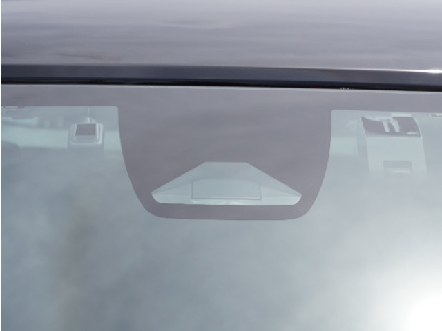 【ホンダセンシング】 「ミリ波レーダー」と「単眼カメラ」の異なる特性を持つ2つのセンサーなどにより、安心・快適な運転を支援します。