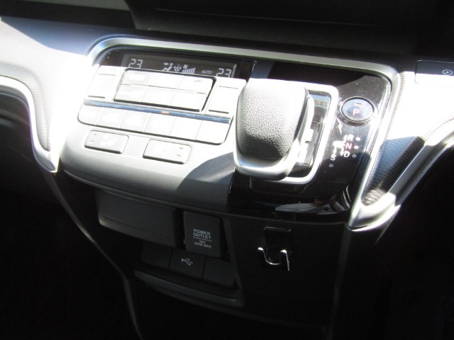 運転席より、オートエアコンのコントロールスイッチとシフトレバーの画像です。