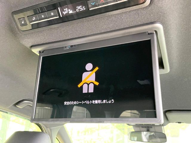 【フリップダウンモニター】大画面モニターで後席でもエンタメをお楽しみいただけます。小さなお子様にも大人気の装備です♪