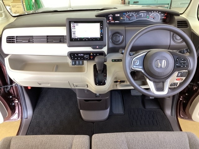 車内は光触媒抗菌消臭施工済です。インパネ周りはスタイリッシュなデザインで機能や装備も充実しています。グローブボックスやカップホルダーのほかにトレーなどたくさんの収納スペースが付いています。