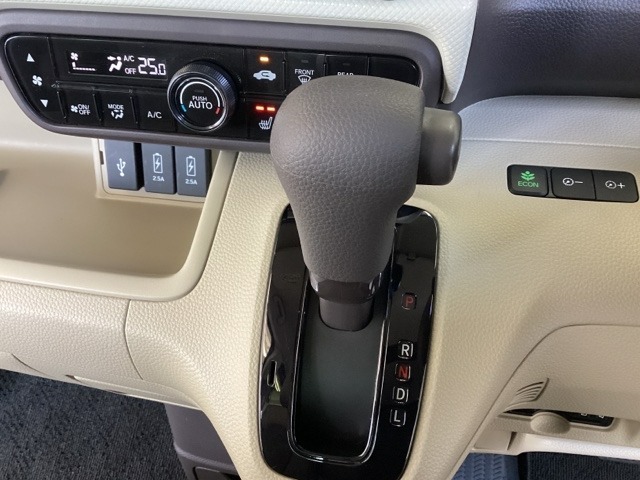 CVT車のセレクトレバーです。低速から高速まで、変速ショックのないスムーズな走りを実現するとともに、エンジン効率のよい領域を維持することで燃費にも貢献します。