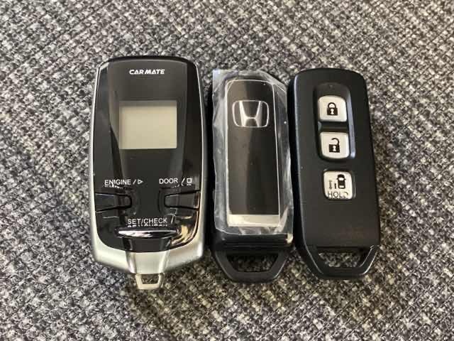 スマートキー付きですからドアロックの開閉およびエンジンスタートが楽々です。電動スライドドアの開け閉めもボタンで操作できます。加えて、リモコンエンジンスターター用の操作キー（社外品）もついています。