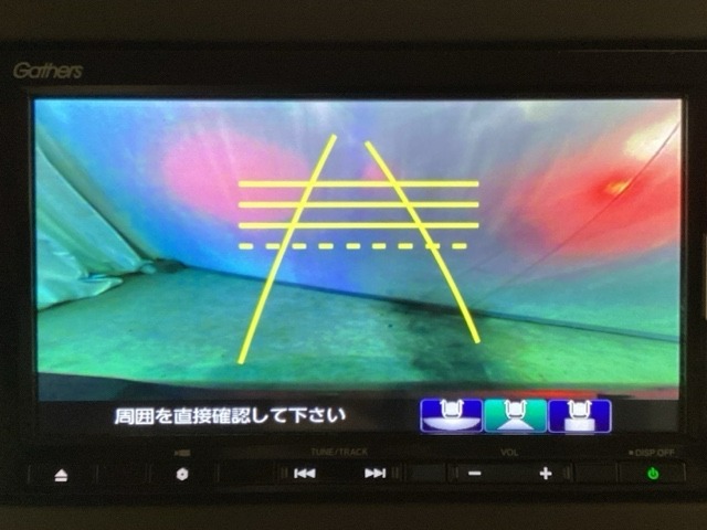 バックでの車庫入れも安心です！　リアカメラが付いているバックモニター付のナビを装備しております。操作線もついており距離感も画面から確認できます。