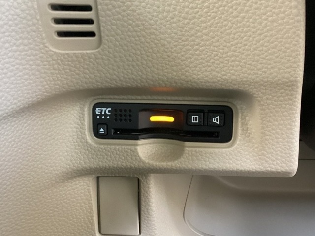 ハンドルの左下にETCがついています。高速道路の料金所の通過も楽々です。　カードの取り出しもしやすい場所についています。