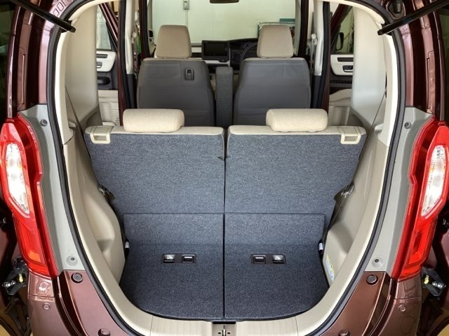 開口部も広く荷物の積み下ろしもしやすいお車となっております。シートの背もたれは5：5の割合で背もたれを可倒でき、前後のシートスライドもできるので荷室をひろげることができます。