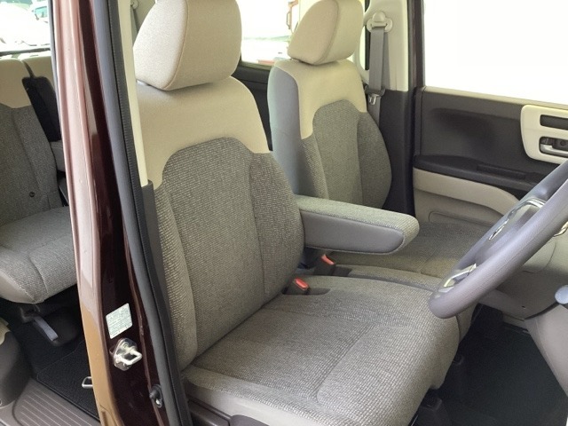 広い足元に肘掛けもついたゆったり座れるシートです。運転席と助手席の足元が空いているため、助手席側への移動がスムーズです。交通量の多い道でも、助手席側から乗り降りができます。