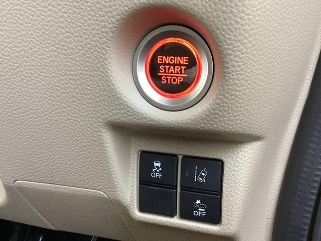 Hondaセンシング用の、VSA（ABS＋TCS＋横滑り抑制）解除とレーンキープアシストシステムのメインスイッチなどはハンドルの右側に装備しています。