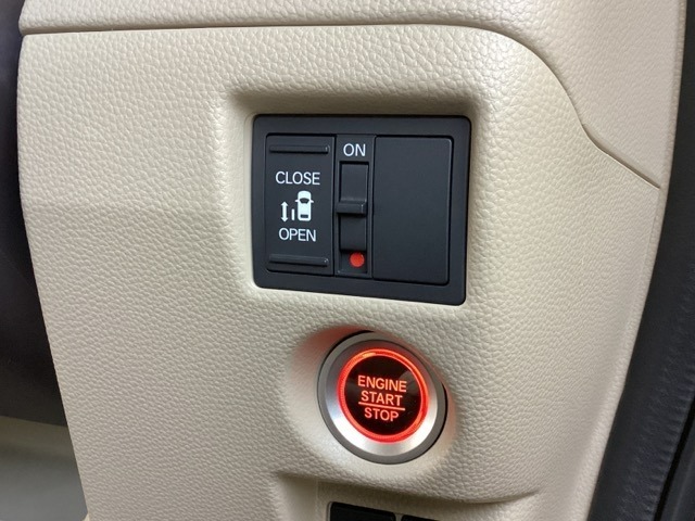 左側電動スライドドアは運転席からでも操作ができるように、ハンドル付近に開閉の操作スイッチが付いています。