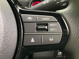 【アダプティブクルーズコントロール】高速道路での長距離走行が楽に！！自動で速度を保つクルーズコントロールが、衝突軽減システムと連携し、前方の車両を感知して車間を保つように速度調節してくれます！！