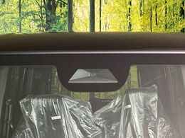 【ホンダセンシング】走行中に前方の車両等を認識し、衝突しそうな時は警報とブレーキで衝突回避と被害軽減をアシスト。より安全にドライブをお楽しみいただけます。