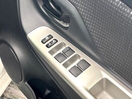 【電動格納ミラー】サイドミラーは電動格納式となっており、狭い駐車場でもキズがつくリスクを抑えられます。