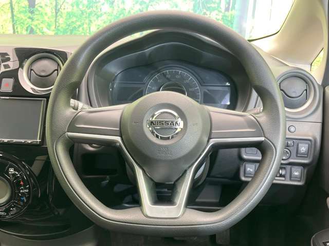 インテリアに合わせたデザインのステアリングは、運転される方のことも考え、運転しやすい形状、大きさです。是非一度、実際に触ってお確かめください。