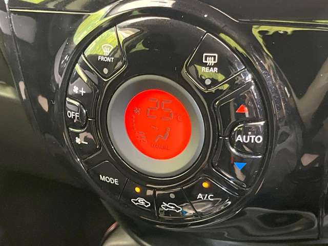 【オートエアコン】一度お好みの温度に設定すれば、車内の温度を検知し風量や温度を自動で調整。暑い…寒い…と何度もスイッチ操作をする必要はありません。快適な車内空間には必須の機能ですね♪