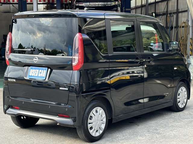 ★右斜め後ろからの一枚です★納車前にはバッチリ仕上げをしてご納車しております！商談時に小キズや線キズなど気になる所があればお気軽にご相談下さい♪内装の写真も是非ご覧ください♪